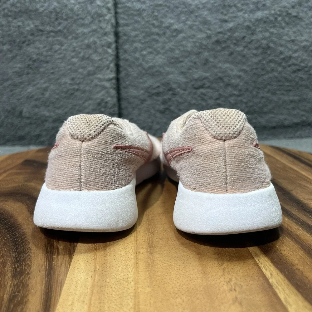 Nike Tanjun Youth Size 11.5C Pink And White Sneakers Shoes‎ Lace Up 859618-603